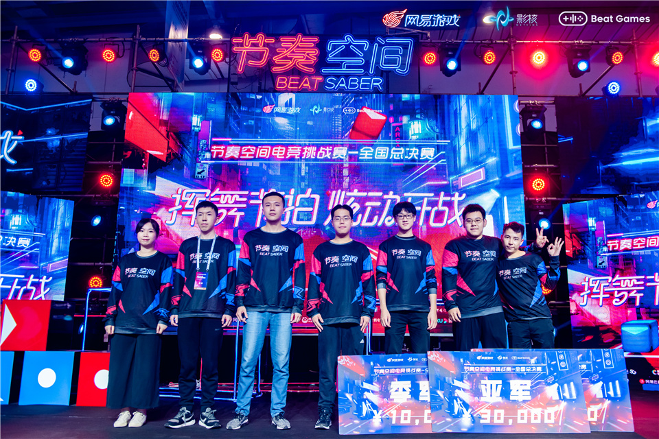 《电竞情侣的甜蜜与挑战》 《电竞情侣的甜蜜与挑战》