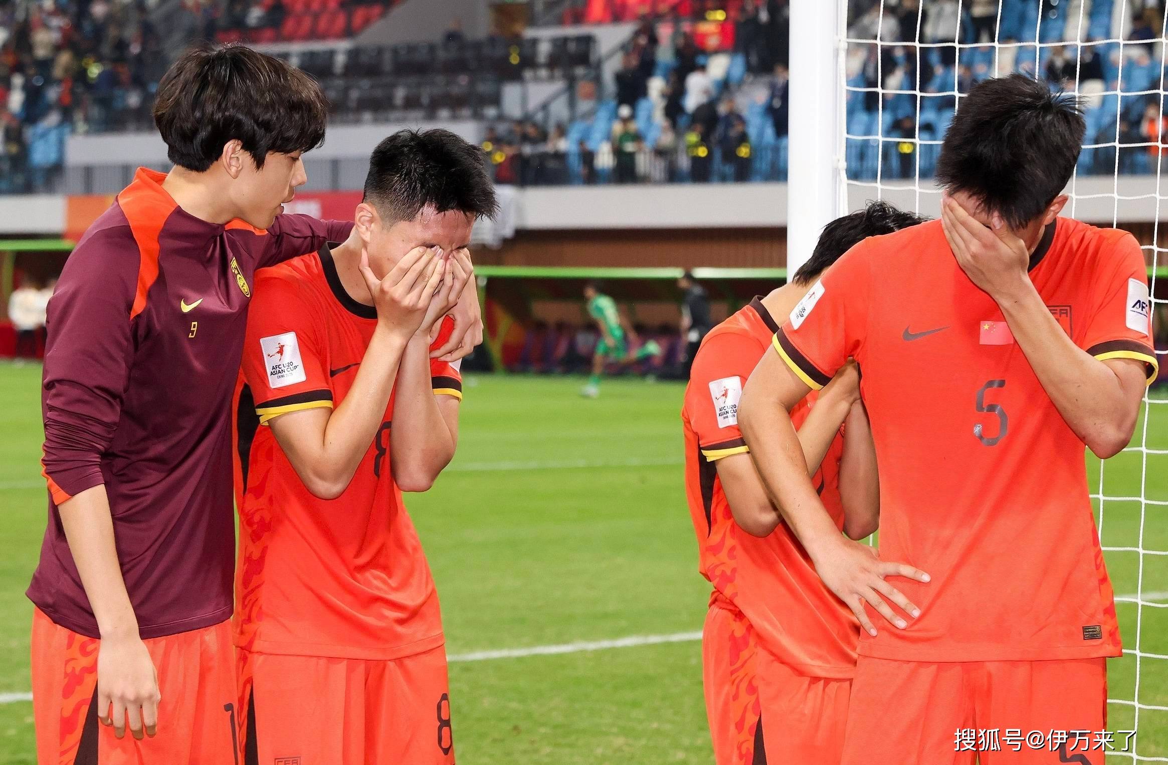 ac米兰官方网站-足球迷信：球员的奇怪赛前仪式