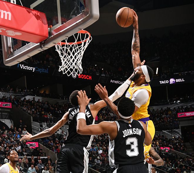 米兰平台-文班亚马季后赛首秀30+10，马刺未来可期