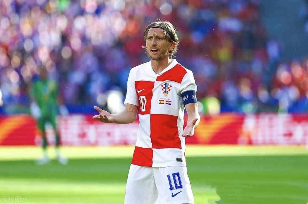 关于皇马新老交替：魔笛克罗斯退役后，谁能接班？的信息