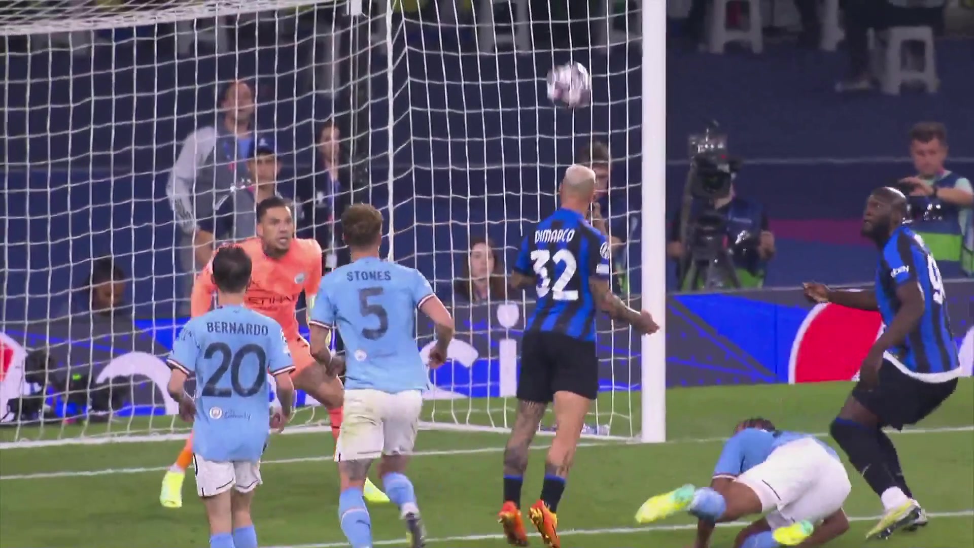 米兰网址-足球梗图大赏：马奎尔航母掉头、卢卡库“杵桩王”的简单介绍