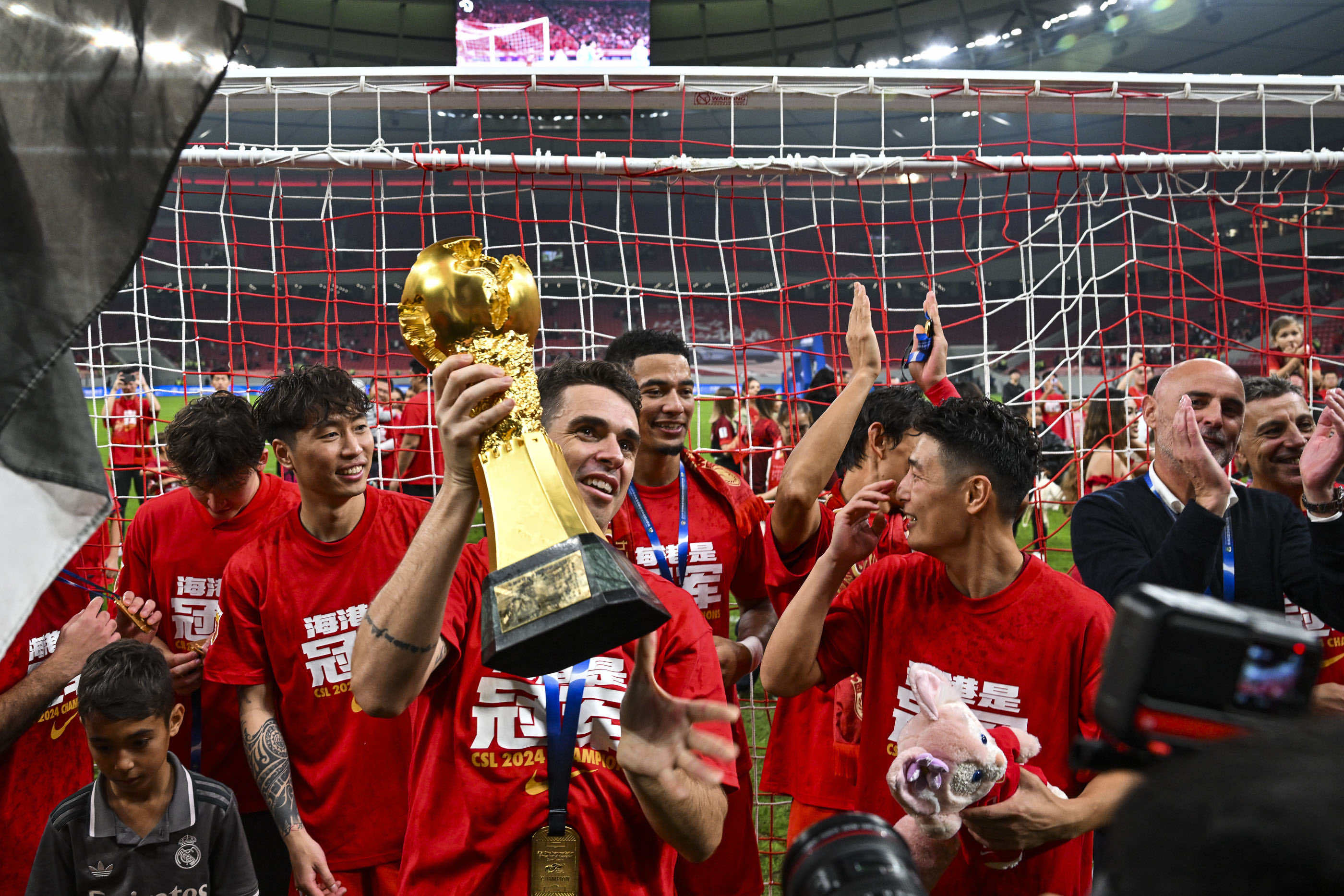 “德甲的赛季观众回归,现场氛围重振的喜悦!” “德甲的赛季观众回归,现场氛围重振的喜悦!”