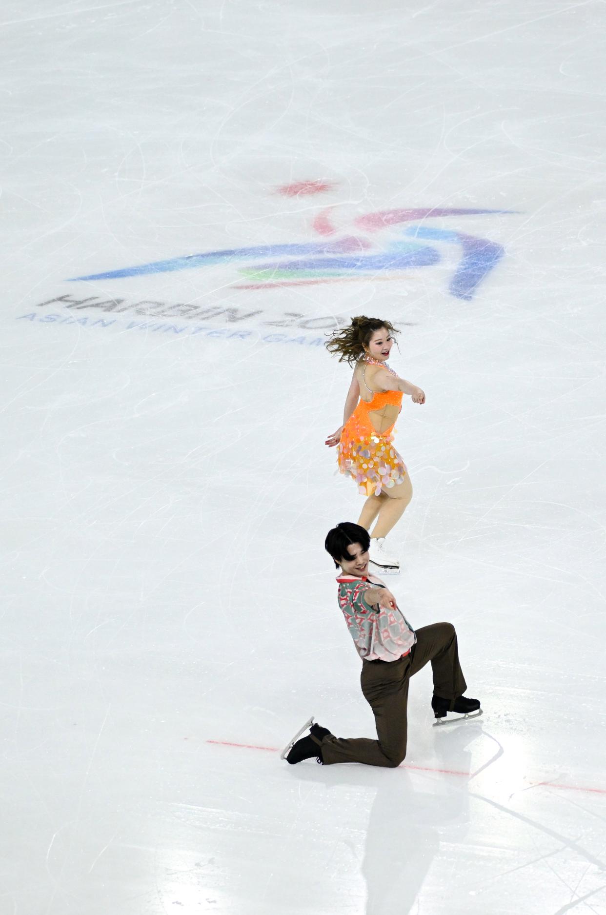 米兰网站-“滑冰运动会：冰上舞者留下的优雅身影！”