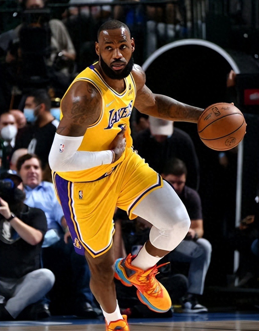 米兰app下载-詹姆斯40岁仍砍30+，成NBA最年长30+球员