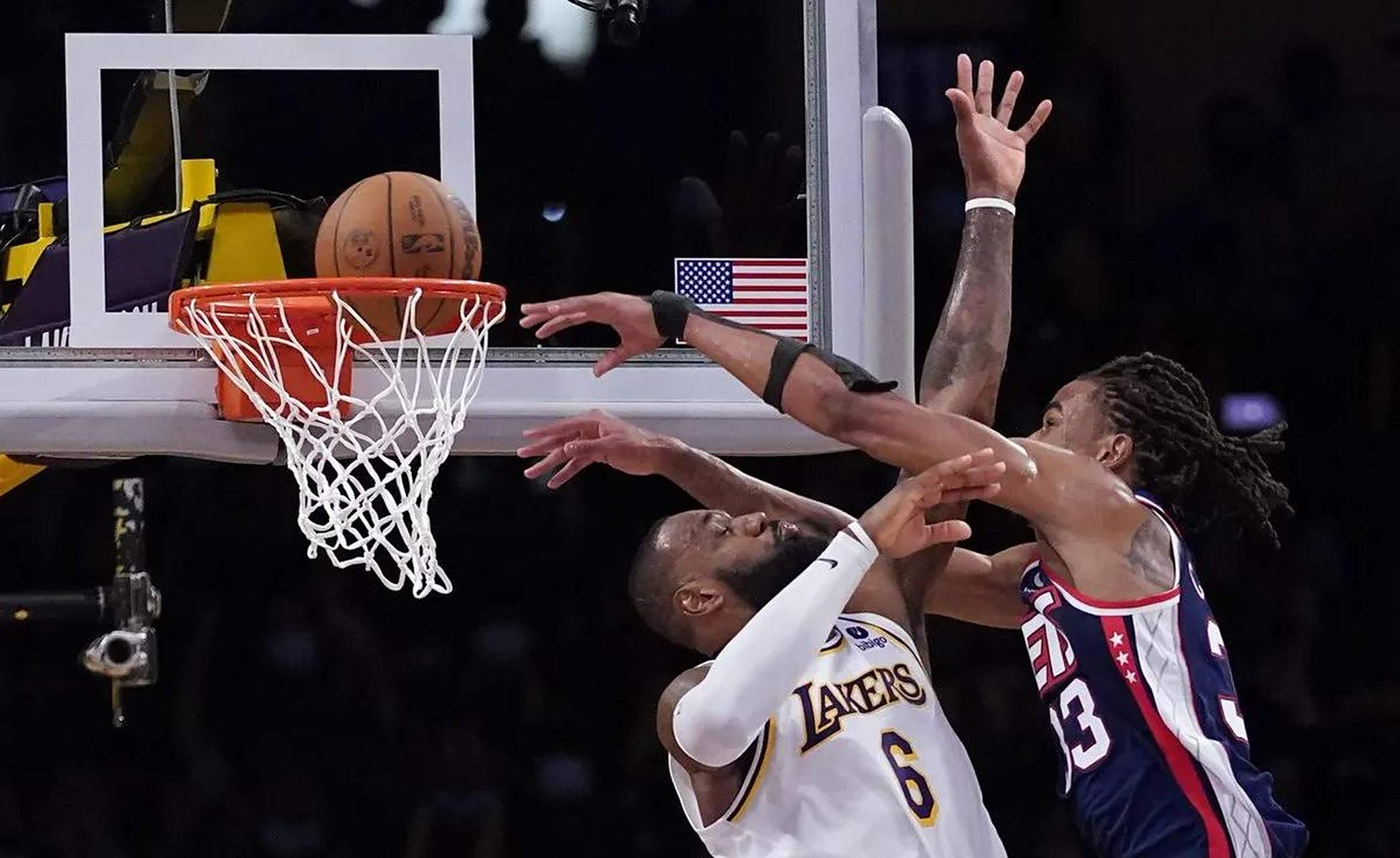 米兰官方网站-湖人vs篮网圣诞大战：詹姆斯&杜兰特对轰40+