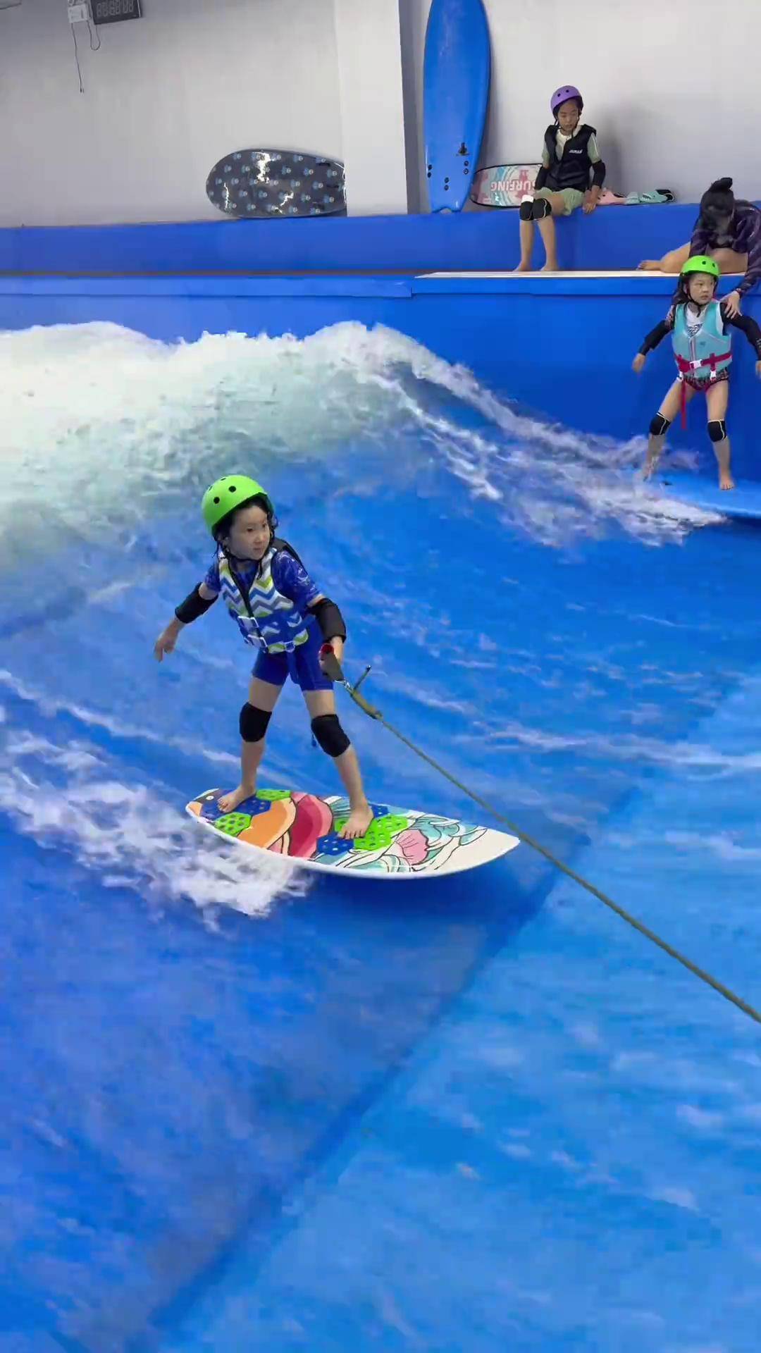 米兰网页版-“极限冲浪：挑战海浪与大自然的激情体验！”