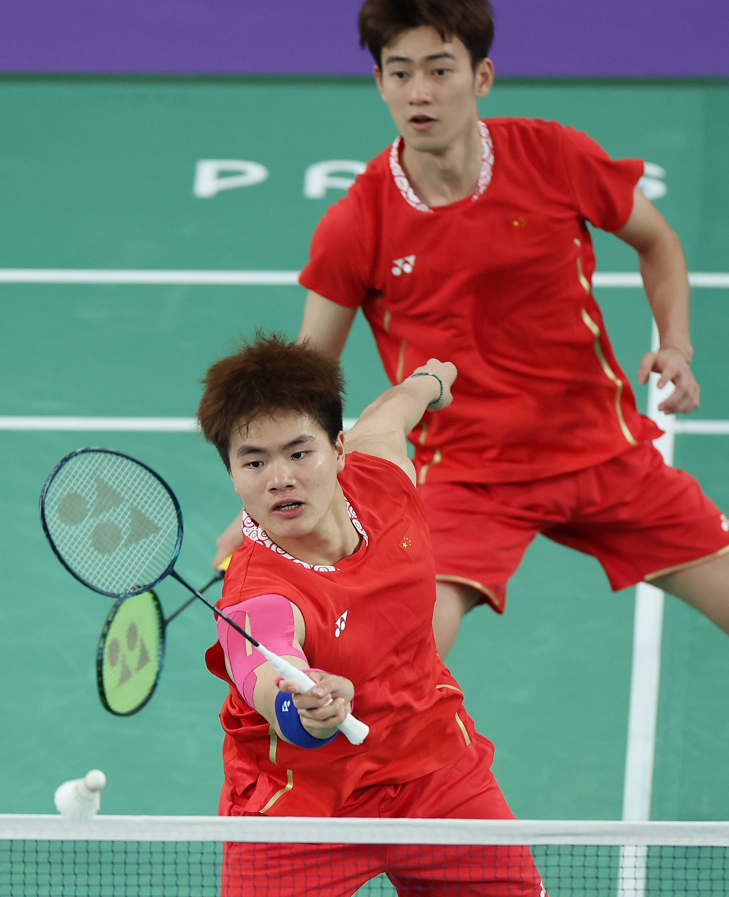 “国际羽毛球赛:选手们全力争夺冠军!” “国际羽毛球赛:选手们全力争夺冠军!”