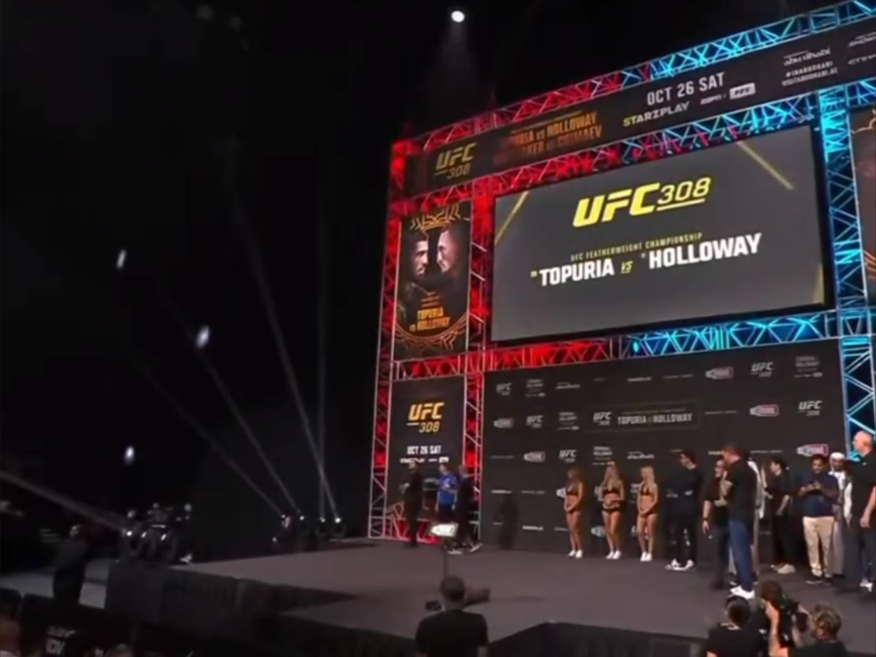 “UFC冠军争夺战:两位顶级选手状态火热!” “UFC冠军争夺战:两位顶级选手状态火热!”