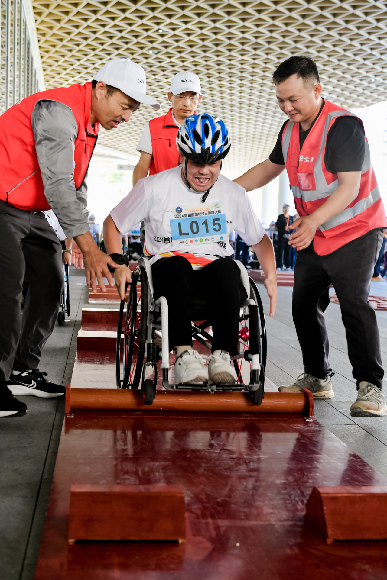 “轮椅篮球逐渐普及，展现残疾人运动员的风采！”