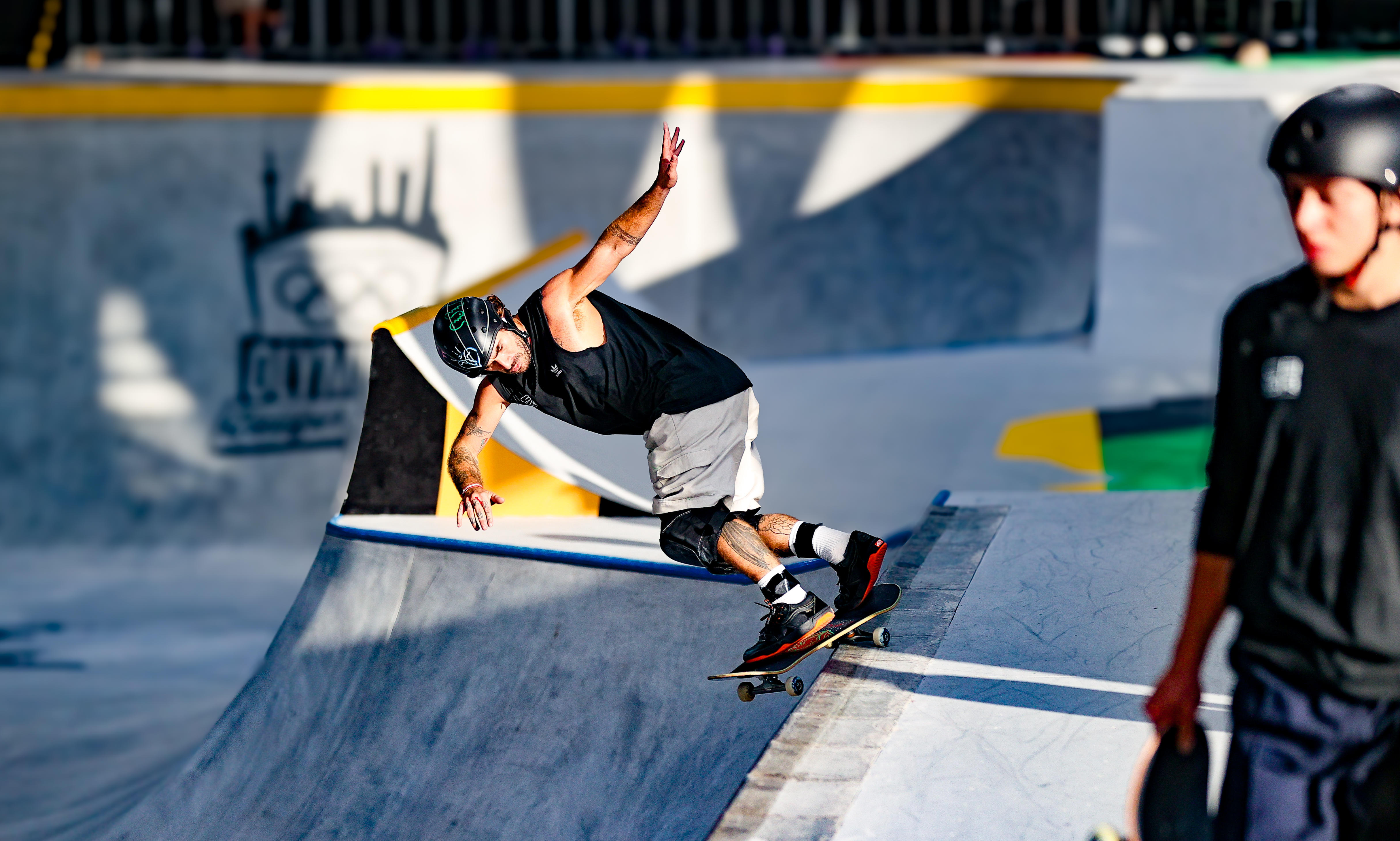 “极速滑板赛:年轻选手如何驾驭飞速与激情!” “极速滑板赛:年轻选手如何驾驭飞速与激情!”