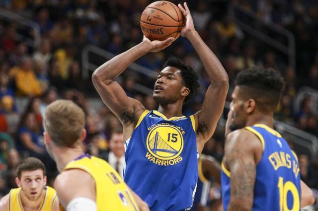 太阳签下自由市场中锋，弥补内线短板