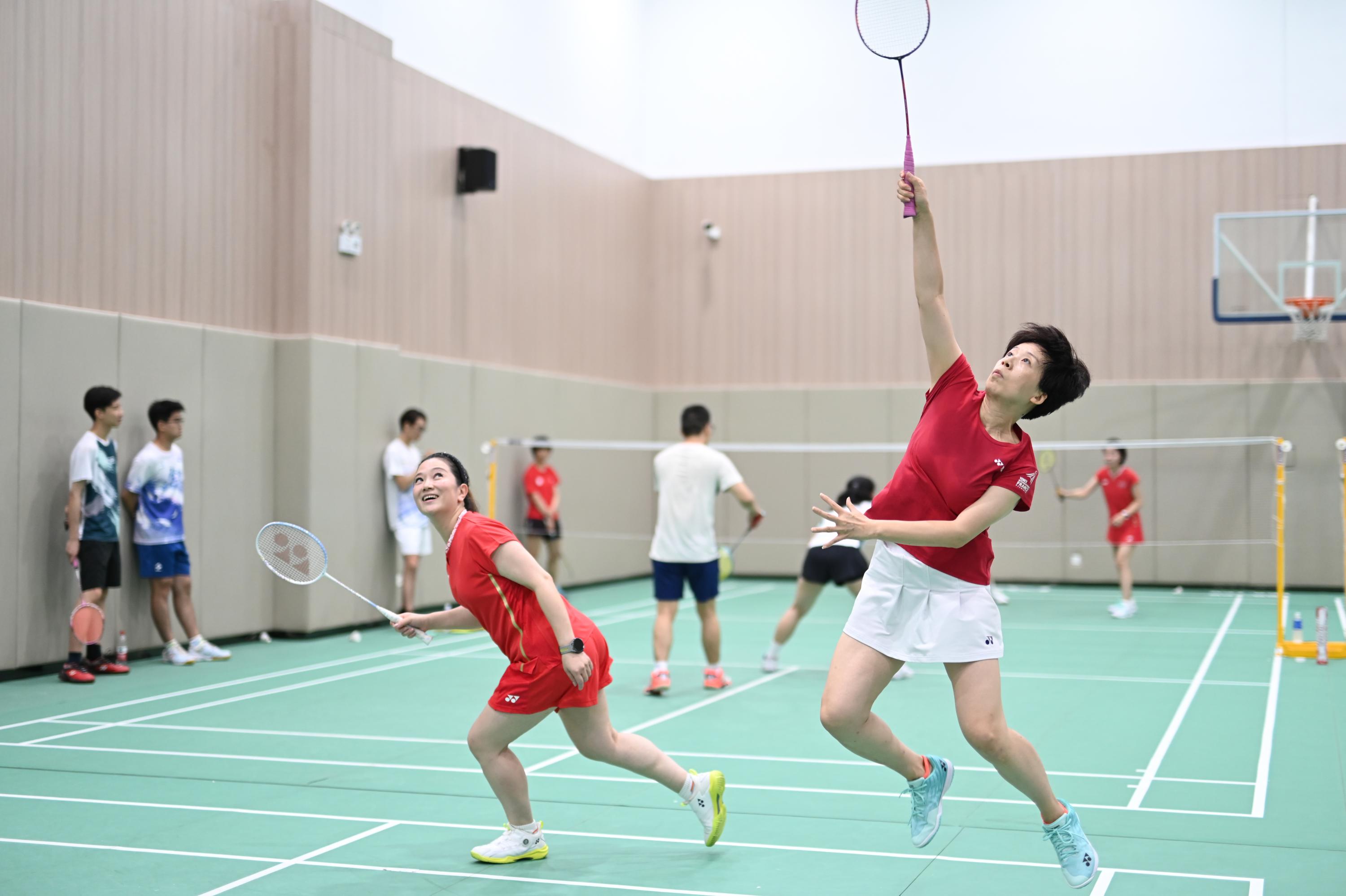 “校园羽毛球赛:年轻选手展现精湛技艺!” “校园羽毛球赛:年轻选手展现精湛技艺!”